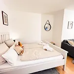Qonroom - As Individual As - Oeynhausen Apartment *